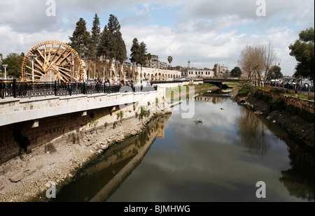 Orontes Fluß in Hama, Syrien. Auf der linken Seite ist die Noria und Aquädukt. Stockfoto