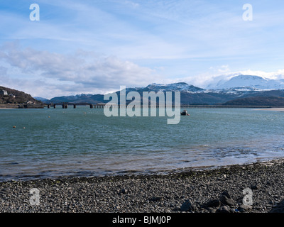 Die Barmouth Schiene Brücke überquert den Mawddach Mündung mit Cadair Idris im Hintergrund. Snowdonia Wales UK Stockfoto