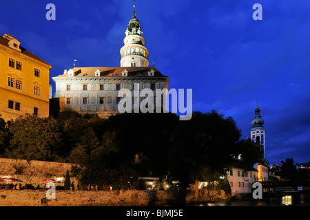 Cesky Krumlov Burg mit Turm am Abend über der historischen Altstadt zum UNESCO-Weltkulturerbe, Cesky Krumlov, Tschechische Re Stockfoto