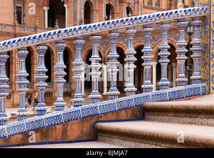 Geländer aus Porzellan gearbeitet, Detail, auf dem Platz Plaza de Espana in Sevilla, Andalusien, Spanien, Europa Stockfoto