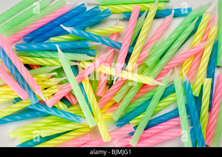 Haufen von Geburtsstag Kerzen Stockfoto