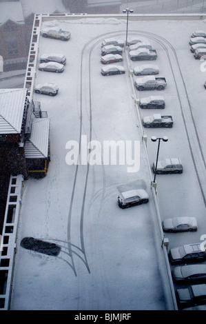 Winterwetter mit Schnee und Autos Stockfoto