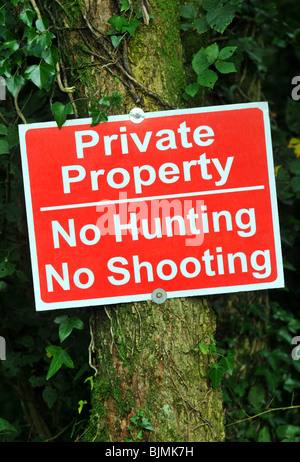 "Private Property" "Keine Jagd" Nein "schießen" Zeichen, UK Stockfoto