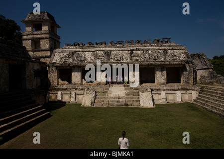 Ein Tourist besucht die Terrasse im The Palace in der alten Maya-Stadt Palenque, Chiapas, Mexiko, 21. Februar 2010. Stockfoto