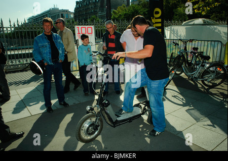 Paris, Frankreich, Leute, die die Alternative Transportation Show besuchen, („Fete des Transport“), Frau, die Electric Scooter France betrachtet Stockfoto