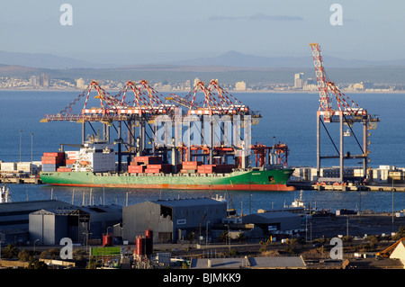 Shipping Container-Terminal im Hafen von Kapstadt Südafrika neben ist das Schiff Bosun be- und Entladen von Containern Stockfoto