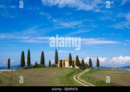 Landhaus, Zypressen gesäumte Straße, San Quirico d ' Orcia, Toskana, Italien, Europa Stockfoto