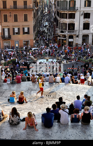 Die Via dei Condotti Fontana La Barcaccia Brunnen, Spanische Treppe, Piazza di Spagna Quadrat, Rom, Latium, Italien, Europa Stockfoto