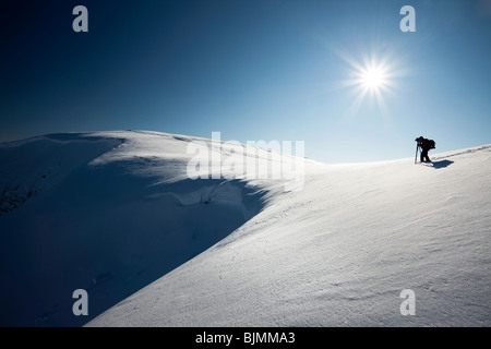 Fotografen, die ein Foto von einem Gesims Schnee in den Alpen, Toggeburg, Churfirsten, Schweiz, Europa Stockfoto