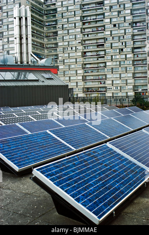 Alfortville, Frankreich – Maximilien Perret H.S., Solarenergie, Solarpaneele auf dem Dach nachhaltige Baumaterialien, ökologisches Gebäude Stockfoto