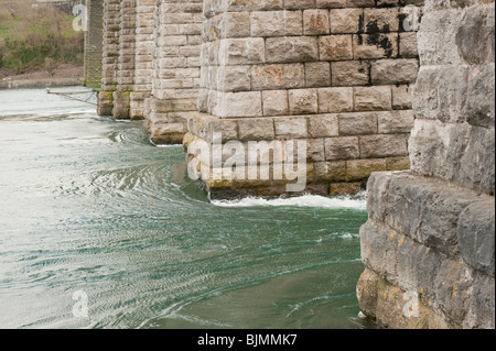 Menai Bridge Anglesey rungen schnell fließende Wasser Stockfoto