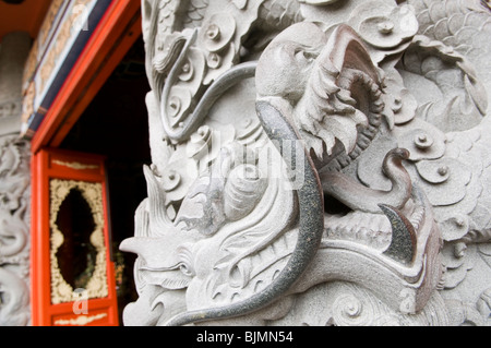 Geschnitzten Drachen am Po Lin Monastery in Hong Kong Stockfoto