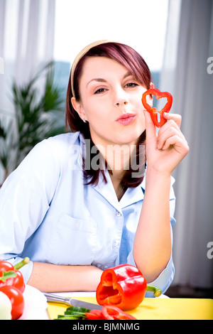 Junge Frau mit Paprika Stockfoto