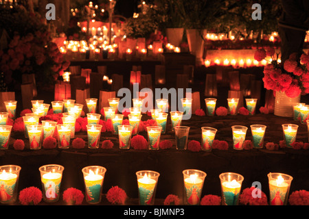 Tag der Toten, über Nacht Friedhof Mahnwachen, Tzintzuntzan, in der Nähe von Patzcuaro, Bundesstaat Michoacan, Mexiko Stockfoto