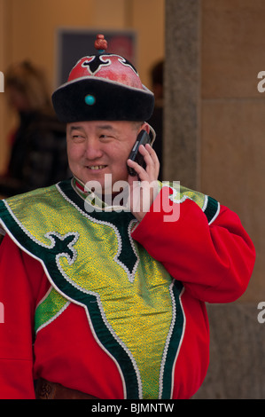 Chinesischer Mann in traditioneller Kleidung auf dem Handy Stockfoto