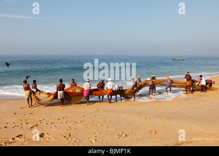 Fischer Waschen ein Netz, Strand südlich von Kovalam, Malabar-Küste Malabar, Kerala, Indien, Indien, Südasien Stockfoto