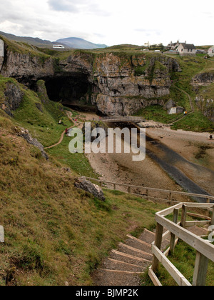 Smoo Höhle Eingang Blick in Durness, Hochland Stockfoto