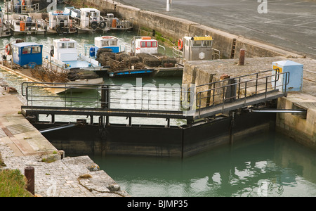 Auster-Boote vertäut im Hafen von Le Chateau d'Oléron warten Ebbe-Gezeiten, Frankreich Stockfoto