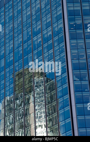 Reflektierten Gebäude in Glasverkleidung Stockfoto