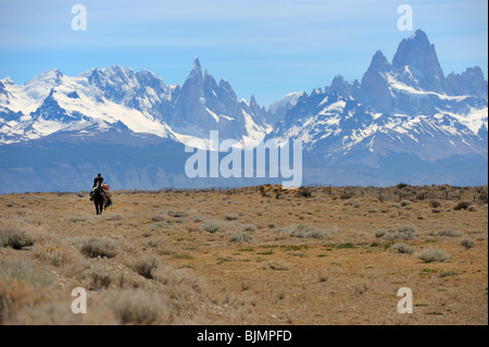 Montierten Gaucho in Front der Anden mit Mt. Fitz Roy und Cerro Torre Mt., El Chalten, Anden, Patagonien, Argentinien, Südamerika Stockfoto