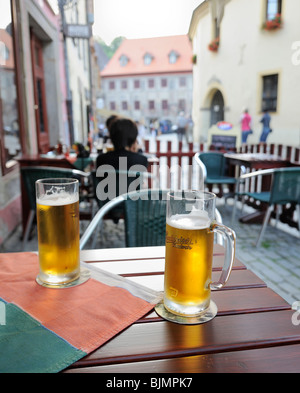 Cool Budweiser Bier in der historischen alten Stadt Cesky Krumlov, Tschechische Republik, Europa Stockfoto