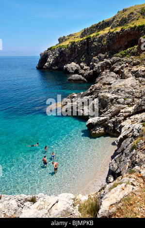 Isolierte Bucht Strand im Riserva Naturale Dello Zingaro [Naturreservat Zingaro] Scopello, Castellammare Del Golfo, Sizilien. Stockfoto