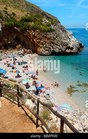 Isolierte Bucht Strand im Riserva Naturale Dello Zingaro [Naturreservat Zingaro] Scopello, Castellammare Del Golfo, Sizilien. Stockfoto