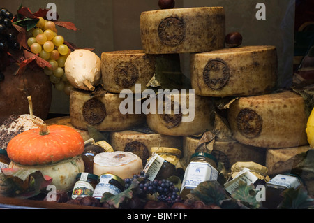 Pecorino-Käse in einem Feinkost Shop, Pienza, Toskana, Italien, Europa Stockfoto