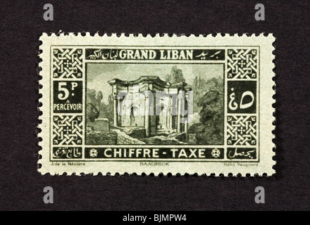 Briefmarke aus dem Libanon, die Darstellung der Venus-Tempel von Baalbek. Stockfoto