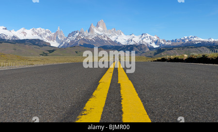 Straße Markierungen und den Anden, El Chalten, Patagonien, Argentinien, Südamerika Stockfoto