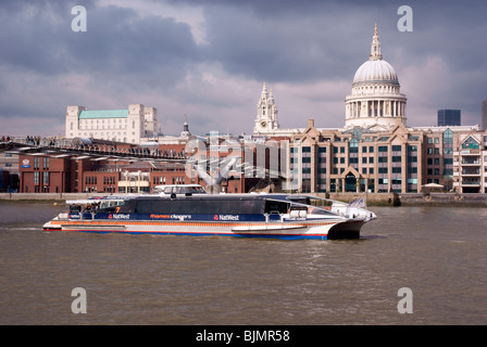 River Thames Clipper Reise Boot unterquert der Millennium Bridge Stockfoto