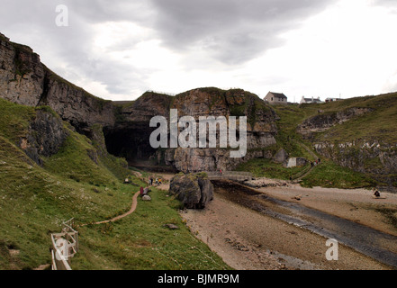 Smoo Höhle Eingang Blick in Durness, Hochland Stockfoto