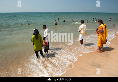 Indien, Kerala, Vypeen Island Cherai Beach voll bekleidet indische Besucher Baden im Meer Stockfoto
