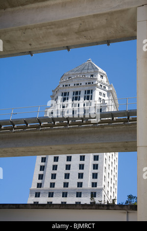 Die Brücke der Miami Metrorail vorbei an den Dade County Courthouse Downtown District Miami Florida Stockfoto