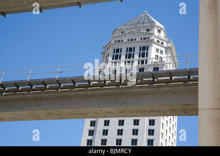 Die Brücke der Miami Metrorail vorbei Dade County Courthouse Downtown District Miami Florida Stockfoto