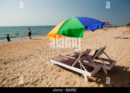 Indien, Kerala, Vypeen Island, Cherai Strand Sonnenschirm über leere Sonnenliegen Stockfoto