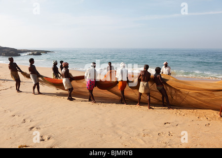 Fischer legen Sie ein Netz, Strand südlich von Kovalam, Malabar-Küste Malabar, Kerala, Indien, Indien, Südasien Stockfoto