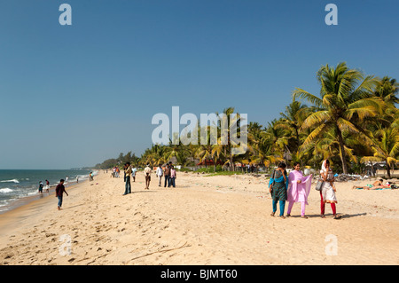 Indien, Kerala, Vypeen Island, Cherai Beach indische Touristen am Strand entlang spazieren Stockfoto