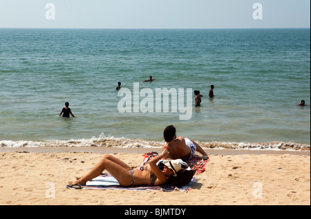 Indien, Kerala, Vypeen Island, Cherai Beach westlichen Sonnenanbeter entspannen Sie sich auf sand Stockfoto