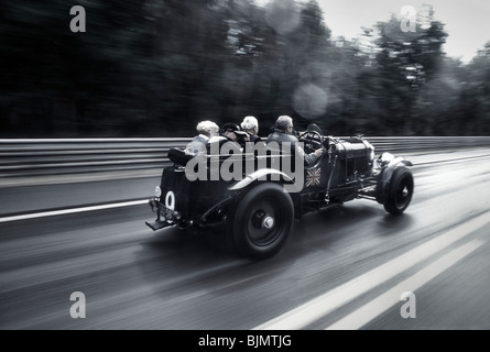 Oldtimer Bentley fahren rund um die Le Mans Rennstrecke im Regen. Stockfoto