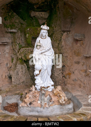 Statue der Jungfrau Maria im Dorf Wasserquelle - Frankreich. Stockfoto