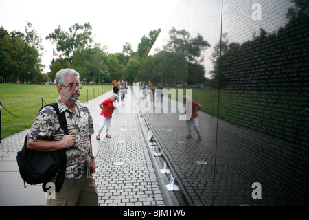 Vietnam-Veteran Phil Zook, war Lt. in C Company, 1. Bataillon, aufsieht 7. Kavallerie im Jahr 1970 an der Wand die Namen seiner Stockfoto