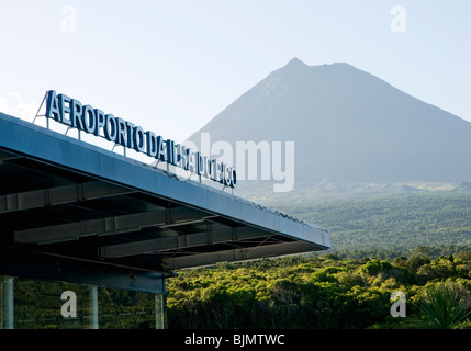 Pico Flughafen auf der Insel Pico auf den Azoren. Der 2,351 m Berg bietet eine entsprechend dramatische Kulisse. Stockfoto