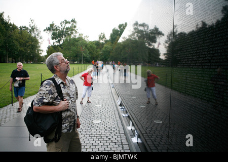 Vietnam-Veteran Phil Zook, war Lt. in C Company, 1. Bataillon, aufsieht 7. Kavallerie im Jahr 1970 an der Wand die Namen seiner Stockfoto