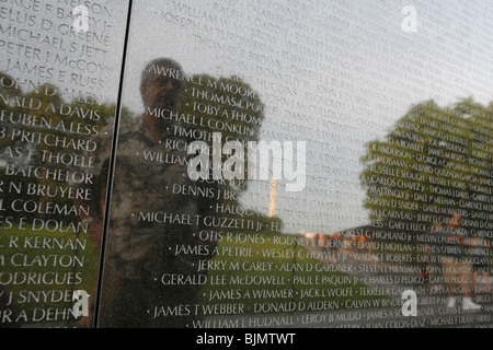 Vietnam-Veteran Phil Zook, war Lt. in C Company, 1. Bataillon, aufsieht 7. Kavallerie im Jahr 1970 an der Wand die Namen seiner Stockfoto