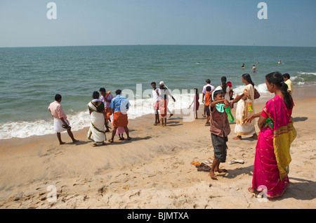 Indien, Kerala, Vypeen Island, Cherai Beach indische Besucher am Sandstrand Stockfoto