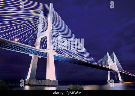Portugal, Lissabon: Brücke Ponte Vasco da Gama bei Nacht Stockfoto
