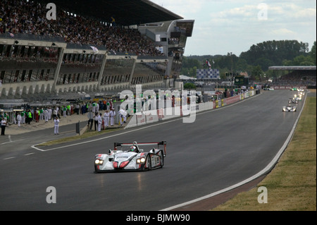 Audi R8 (Siegerfahrzeug Audi Japan) in der ersten Runde des 2004 Le Mans 24 h-Rennen Stockfoto