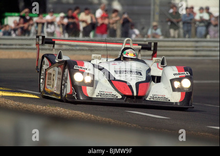 Audi R8 (Siegerfahrzeug Audi Japan) in der ersten Runde des 2004 Le Mans 24 h-Rennen Stockfoto