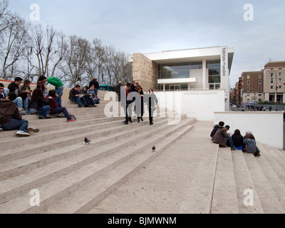 Leute sitzen auf den Stufen des Museum Ara Pacis Augustae in Rom Stockfoto